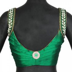 Designer Saree Blouse, Green Sleeveless Blouse, Choli Blouse, Saree Blouse Neck Designs, Blouse Back, New Blouse Designs, Sari Blouse Designs