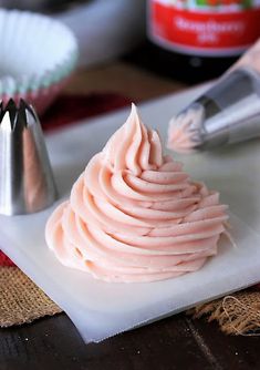 Piping Ideas, Frosting Piping, Strawberry Cream Cheese Frosting, Marshmallow Frosting, Make Cream Cheese, Strawberry Frosting, Strawberry Jelly, Cream Cheese Frosting Recipe, Strawberry Cream Cheese