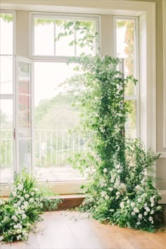 A deconstructed foliage archway with delicate white flowers created in a natural style White Floral Installation, Flower Installation Wedding, Foliage Arch, Foliage Wedding Decor, White And Green Wedding Flowers, Wedding Ideas White, Installation Wedding, Natural Wedding Flowers, Green Wedding Decorations