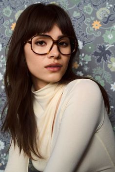 These gently geometric glasses are made of lightweight acetate combined with a metal section at the temples. They’re all assertive energy in a stylish package. Colorful Glasses Frames, Big Glasses Frames, Optical Glasses Women, Geometric Glasses, Glasses Outfit, Korean Haircut, Big Glasses, Parisienne Style, Start School