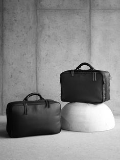 Designer duffle bags by Capra Leather No Thanks, Luggage Strap, Travel Duffle Bag, Easy Packing, Design Statement, Packing Cubes, Travel Duffle, Duffle Bag Travel, Exposed Zipper