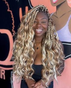 Golden-threaded braids lead to voluminous waves in a dual-tone look Curly Hairstyles With Braids, Box Dreads, Voluminous Waves, Hairstyles With Braids, Curly Hair Braids, Braided Hairstyles For Black Women Cornrows, Braids Ideas, Goddess Braids Hairstyles, Cute Box Braids Hairstyles