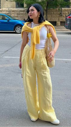 Yellow Pants Outfit Street Style, Yellow Casual Outfit, Yellow Pants Outfit, Yellow Outfit, Casual Day Outfits, Style Clothes, Outfit Look, Fashion Mistakes, Outfit Inspo Fall