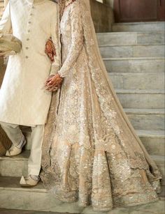 un printemps pour te succomber White Bridal Dress Indian, Ivory Wedding Dress Pakistani, White Gold Nikkah Dress, Desi Wedding Gown, White Desi Bridal Dress, Desi Nikkah Dress, Pakistani Bridal Wear White, Ivory Nikkah Dress, Nikkah Outfit For Bride