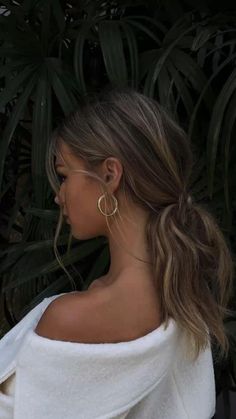 Hair inspo, hair goals, messy pony, low bun, gold hoop earrings, ashy blonde hair, blonde hair, bridesmaid hairstyles Beachy Sun Kissed Hair, Beach Brown Hair, Highlights Ponytail, Ashy Hair, Toned Hair, 2023 Hair, Bronde Hair, Beach Wedding Hair