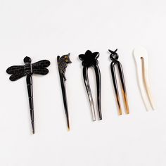 Set  5 Horn Hair Sticks,  Material: Buffalo horn.  Very smooth hair stick for long hair women with buns , polished carefully, strong and durable, gentle with your hair.  All our products are handmade using natural materials. Each piece is unique: variations in the shape, shade and color tones are characteristics of an exclusive item. Horn Hair, Black Hair Accessories, Fashion Bible, Ceramic Hair, Hair Fork, Funky Hairstyles, Hair Women, Hair Stick, Color Tones