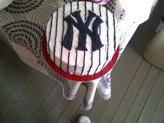 a cake with the new york yankees on it