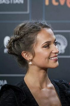 Alicia Side Braid Updo Short Hair, Laura Vandervoort, Elsa Pataky, Alicia Vikander, Jennifer Morrison, Blake Lively, Great Hair