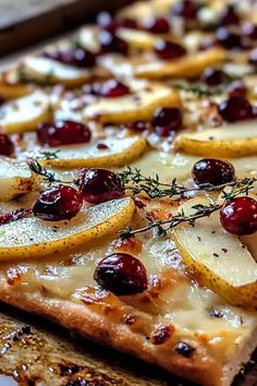 Roasted Pear, Cranberry, and Brie Flatbread is a sweet-savory treat perfect for fall gatherings. Make it now and enjoy every bite! Cranberry Flatbread, Brie Flatbread, Cranberry And Brie, Ripe Pears, Brie Appetizer, Cranberry Brie, Roasted Pear, Brie Recipes, Sliced Pears