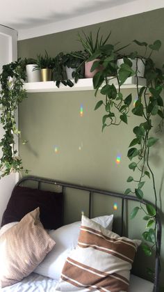 hospital room decoration ideas Green Wall Room Aesthetic, Classroom Wall Decor, Pinterest Room Decor, Bohemian Bedroom Decor, Interiors Dream, Room Makeover Inspiration, Bedroom Green, Christmas Wall Decor, Room Inspiration Bedroom