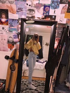 Bedroom Mirror Selfie, Aesthetic High School, Grey Leggings Outfit, Bedroom Mirrors, Mirror Selfie Aesthetic, Vsco Outfits, Selfie Aesthetic, Legging Outfits, Bedroom Mirror