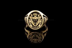 Class Rings College, Family Crest Rings, Gold Coat, School Rings, College Rings, Custom Signet Ring, Family Rings, Gold Face, College Logo