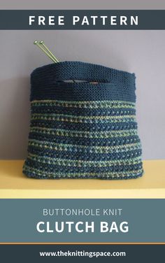 a knitted bag sitting on top of a table with text overlay that reads, free pattern