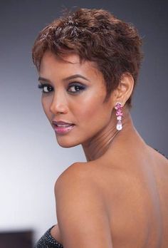 Thais araujo de cabelos curtos Curly Pixie Haircuts, Curly Short, Short Curly Haircuts, Short Grey Hair, Edgy Short Hair, Very Short Hair, Short Pixie Haircuts, Short Hair Styles Pixie, Curly Hair Cuts