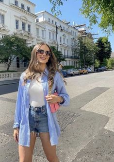 Ootd Ideas Spring 2023, Spring Summer Fashion Trends 2024, Short Sleeve Summer Outfits, Spring Outfits Shorts, Summer Essentials Clothes, Outfits Calor, Miami Looks, Blue Striped Shirt Outfit, Outfits Primavera