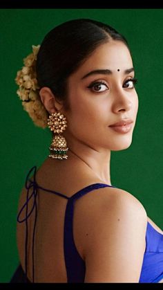 Jahnvi Kapoor, Sleeveless Blouse Designs, Janhvi Kapoor, Bun Styles, Saree Poses, Indian Photoshoot, Saree Photoshoot, Saree Blouse Designs Latest, Ethnic Looks