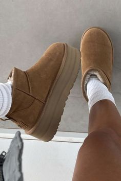 Ugg Platform Boots, Ugg Mini Boots Outfit, Uggs Brown, Neutral Outfit Aesthetic, Platform Ugg, Ugg Platform, Winter Uggs, Boots Uggs, Effortless Aesthetic