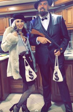 Bonnie And Clyde Halloween, Bonnie And Clyde Costume, Partner Costumes, Bonnie And Clyde Halloween Costume, Halloween Costume Wedding, Couple Funny, Couples Halloween Costume, Bonnie And Clyde, Creepy Costumes