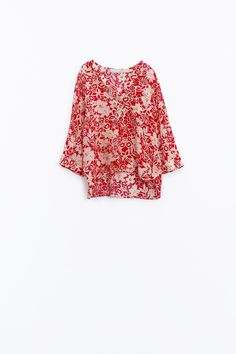 Introducing our Relaxed Red Floral Print Blouse with Bell Sleeves, a perfect blend of comfort and style for your spring and summer wardrobe. Crafted from lightweight chiffon fabric, this blouse offers a breezy and flowy silhouette, ensuring maximum comfort on warm days.  Featuring a 70's inspired floral print and bell sleeves, this blouse exudes boho-chic vibes, adding a touch of retro flair to your look. The V-neck neckline and relaxed fit further enhance the laid-back and effortless aesthetic of this piece.  With its versatile design, this blouse is ideal for pairing with denim shorts for a casual and stylish ensemble. Whether you're heading to a weekend brunch or strolling along the beach, this blouse is sure to keep you looking and feeling fabulous.  Made from 70% viscose and 30% polye Effortless Aesthetic, Blouse With Bell Sleeves, Tan Scarf, Perfect Blouse, Chic Vibes, Red Floral Print, Red Blouse, Scarf Headband, Weekend Brunch