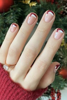 Christmas is a time of joy, warmth, and togetherness. While we decorate our homes and dress up for the season, why not add some holiday cheer to your nails as well? Simple Christmas nails are an easy and fun way to show off your festive spirit. Whether you’re getting ready for a cozy family gathering or a stylish office party, simple Christmas nails can be the perfect accessory.  With a few basic tools and a little creativity, anyone can achieve beautiful Christmas nail designs at home. Plus, yo Santa Hat Nails, Santa Nails, Holiday Nail Designs, Christmas Nails Easy, Cute Gel Nails, Festival Nails, Xmas Nails