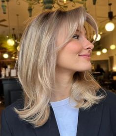 Haircut Collarbone Length, Graduated Layers Medium, Flip Up Hairstyles Medium, Short Layered Hair With Highlights, Old Money Haircuts Women Medium, Graduated Bob Haircuts Medium, Hair Trends 2025 Haircuts Women, Short Haircut With Wispy Bangs, Blond Medium Length Hair