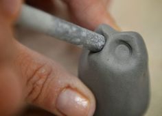 A simple way to make an owl out of clay. How To Make An Owl Out Of Clay, Diy Pottery Ideas Simple, Small Pottery Animals, Clay Owl Sculpture, Owl Ceramic Pottery, Small Ceramic Projects Simple, Clay Owl Diy, Ceramic Owls Pottery, Owl Clay Art