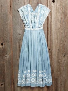 Fashion Facts, Blue Embroidered Dress, 1930s Fashion, Boho Vintage, 70s Fashion, Awe Inspiring, Outfits Casuales