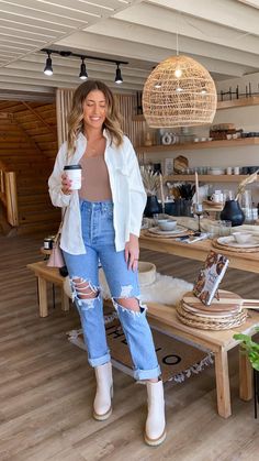 https://liketk.it/3zacN Breakfast Outfit, Little Coffee Shop, Lunch Date Outfit, White Shorts Outfit, Boho Winter Outfits, Coffee Date Outfits, Coffee Outfit, Errands Outfit, Date Outfit Summer