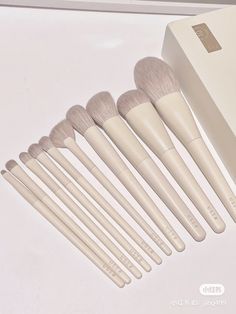 White Makeup Brushes, Natural Makeup Aesthetic, Belongings For Dr