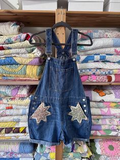 Repurposed secondhand Gap denim overalls shorts with vintage star quilt pieces at front pockets. Cuffs are folded - not sewn, therefore can be unrolled for longer length. Original tags note size L.  Measurements (taken flat), shown on a size 10/M, 130 lbs, 5'5" 34DD model approximately 19" waist (along waistband at back)  approximately 5.5" crotch to leg hem  approximately 24" crotch to top of bib Quilt Patch Overalls, Embellished Overalls, Patch Overalls, Zara Aesthetic, Patchwork Overalls, Denim Overall Shorts, Star Applique, Denim Crafts Diy, Overalls Shorts