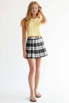 Black Plaid Pleated Skirt 1 Cute Plaid Skirt Outfits, Pleated Skirt Outfit Black, Pleated Skirt Outfit Black Women, Skirt Outfit Black Women, Black Pleated Skirt Outfit, Yellow Top Outfit, Teens Outfits, Outfit Black Women, Plaid Skirt Outfit