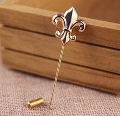 The Fleur-de-lis was one of the most common coat of arms in France, associated with French monarchy. This lapel pin adds a unique touch to your best outfits - signaling your attention to detail. It's #menoutfits French Monarchy, Coat Pin, Desain Pantry, Collar Clips, Mens Attire, Best Outfits, Mens Pants Fashion