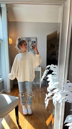 White Converse Outfit Fall, 50 Degree Weather Outfit, Converse Outfit Fall, Oversized Sweater Outfit Fall, Sweater Outfit Women, Platform Converse Outfit, White Platform Converse, Aesthetic Back To School, Church Outfit Casual