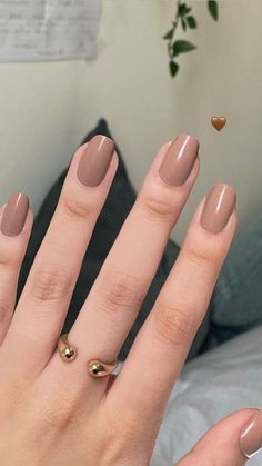 Embrace the cozy vibes of fall with our 10 Stunning Brown Nails Ideas for a Chic Autumn Look! These nail designs highlight the beauty of brown in all its forms, from rich chocolates to soft beiges. Perfect for any event, these ideas will keep your nails stylish and on-trend this season. Don’t miss out on these fabulous inspirations! #BrownNails #NailInspo #AutumnNails #ChicDesigns #FallFashion #NailArtIdeas Beige Nails, Basic Nails, Elegant Nails