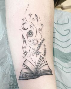 Witchy Sleeve, Bookworm Tattoo, Book Inspired Tattoos, Dragon Tattoo Ideas, Florida Tattoos, Bookish Tattoos, Tattoo Zeichnungen, Magic Tattoo, Dragon Tattoos