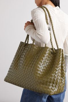 Bottega Veneta's 'Andiamo' tote has a retro silhouette that's perfectly sized to hold large essentials, like a tablet, reading book and cosmetic bag for a weekend getaway. It's been made in Italy from leather using the label's signature intrecciato technique and embellished with a silver-tone knot. Attach the adjustable strap when you're on the go. Brown Fondant, Bottega Veneta Bag Tote, Bottega Veneta Andiamo, Uni Bag, Couple Romantic, Bottega Veneta Bag, My Style Bags, Leather Weekender Bag, Bag Obsession