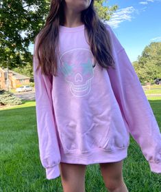 Look super trendy and stylish with this star eye skull crewneck sweatshirt! Featuring a bold, simple graphic on a baby pink sweatshirt, this piece is perfect to finish off your trendy, oversized look! Super edgy and preppy at the same time! Makes a great gift for a friend, or for yourself! Please note: This item is PRINTED, not embroidered. Printed on a soft, cotton-poly blend Gildan sweatshirt. SIZING: Our sweatshirts are unisex sizing. We suggest ordering your normal size for a regular fit. If Crewneck Aesthetic, Aesthetic Crewneck, Trendy Crewneck, School Sweatshirts, Preppy Summer Outfits, Star Eyes, Sweatshirt Trendy, Gildan Sweatshirt, Cute Preppy Outfits