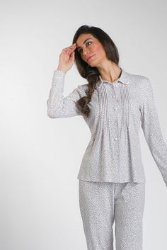 Pijama clásico abierto de algodón 100%. http://www.castillomendiamadrid.com Woman Lingerie, Walk In Closet, Women Lingerie, Nightwear, Pajama Set, Shoulder Top, Open Shoulder Tops, Angel