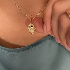 Evil Eye Hamsa, Pretty Jewelry Necklaces, Hamsa Charm, Hamsa Pendant, Hamsa Necklace, Gold Girl, Jewelry Accessories Ideas, Classy Jewelry, Jewelry Lookbook