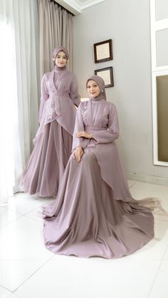 Outer organza cantik bangett buat dipake matching bareng bestie. Simple tapi punya kesan anggun & manis kalo dipakai, auto jadi pusat perhatian pastinya! Start from 239k ajaaa, worth to buy! 🤍 Braidsmaid Hijab Style, Organza Outer, Outer Organza, Model Outer, Dress Outer, Outer Dress, Muslim Style