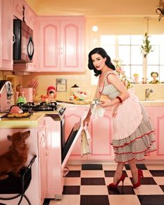 Dita von teese 50s housewife Pink Retro Kitchen, Burlesque Vintage, Idda Van Munster, Vintage Housewife, Casa Vintage, Domestic Goddess, Instyle Magazine, Dita Von, Retro Mode