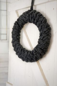 How To Make An Easy Braided Chunky Yarn Wreath Chunky Yarn Wreath Diy, Projects With Yarn, Yarn Wreath Diy, Easy Housewarming Gift, Yarn Diy Projects, Rag Wreaths, Braided Yarn