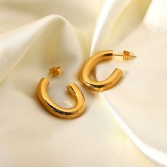 Discover the modern elegance of Oval Hoop Earrings, beautifully crafted in 18k gold plating. These hoops feature a unique oval shape, offering a contemporary twist to the classic hoop style, perfect for any fashion-forward ensemble. Chic Gold Oval Hoop Earrings, Minimalist Gold Plated Oval Hoop Earrings, Cocktail Dinner, Oval Hoop Earrings, Chunky Earrings, Oval Earring, Waterproof Jewelry, Green Earrings, Geometric Earrings