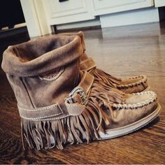 El Vaquero Boots ( instagram picture ) Womens Moccasin Boots, Retro Boots, Cowboy Shoes, Women Casual Flats, Mode Hippie, Tassel Shoes, Spiked Hair