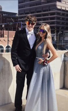 Sunglasses Prom Pictures, Prom Pictures Friends Guys, Prom Pictures Friends, Funny Prom, Country Prom, Couple Prom, Homecoming Poses, Hoco Pics, Prom Pictures Couples