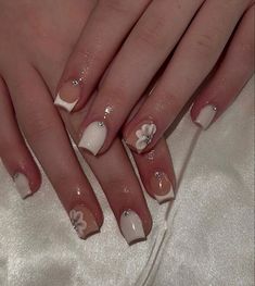 Short But Cute Acrylic Nails, Short Acrylic Nails With Acrylic Flower, Fall Acrylic Short Nails, Nails Ideas For Wedding Guest, Damas Nails For Quince, Pretty Natural Nails Ideas, Cute Acyrilics Nails, Short Nail Ideas For Halloween, Nails To Go With A White Dress