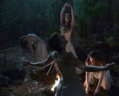 Salem - Mercy Lewis rallies the troops, all wearing Period Corsets stays Sztuka Science Fiction, Yennefer Of Vengerberg, Southern Gothic, Arte Obscura, Season Of The Witch, Witch Aesthetic, Into The Woods, The Secret History, Kitchen Witch