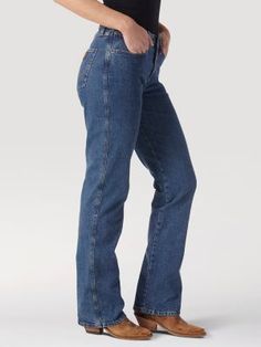 A COWBOY CUT® CLASSIC WITH ADDED STRETCH When it comes to finding a dependable jean, cowgirls all across the country know that Wrangler® jeans for women are as dependable as they come. Our women's Cowboy Cut® stretch jeans pay tribute to the original 14MWZ women's Western bootcut jeans you know but with a slightly lower rise that sits at the natural waistline as well as a hint of stretch to help you take on whatever the day brings. Our women's stretch jeans wouldn't be complete without all the a Cowboy Fits, Womens Stretch Jeans, Wrangler Women, Cowboy Jeans, Wrangler Cowboy, Wrangler Cowboy Cut, Halloween Costume Outfits, Outfit Jeans, Hailee Steinfeld