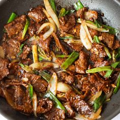 beef with onions and green beans in a wok