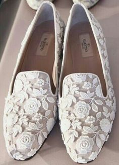 ♥♥♥ Valentino Flats, Mode Shoes, White Elegance, Valentino Haute Couture, Lace Shoes, Crazy Shoes, Shoe Obsession, Shoe Lover, Nike Sneakers